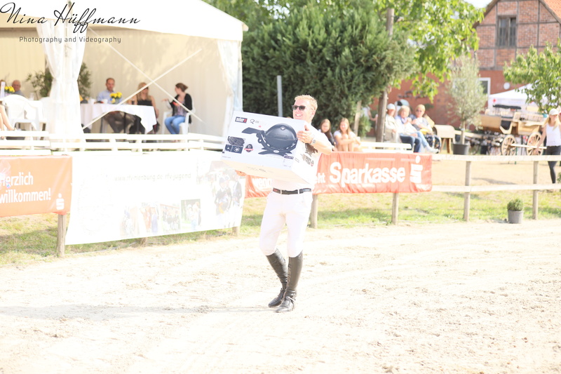 ninahueffmannfotografie_6E8A7845_S-mit-Logo-max.-800px-_48af1ecd_