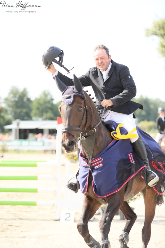 ninahueffmannfotografie_6E8A7859_S-mit-Logo-max.-800px-_4fe1399a_